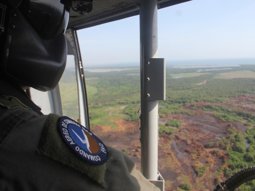Más de 300 descargas de agua fueron realizadas por su Fuerza Aérea para mitigar la emergencia ambiental en Parque Isla Salamanca