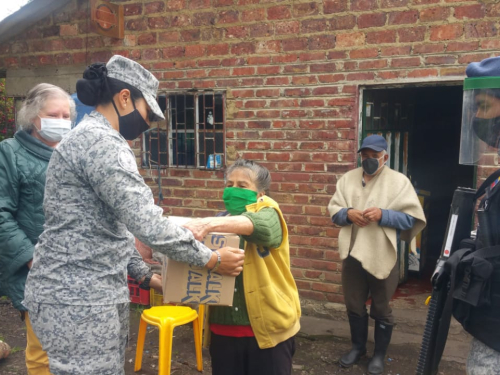 Fuerza Aérea Colombiana entrega mercados a la comunidad de Tausa Cundinamarca 