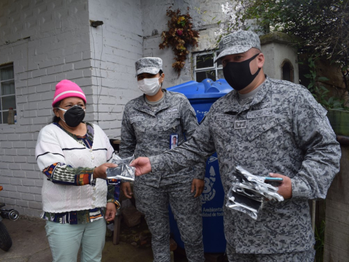 Comunidad de Zipacón recibe ayuda de su Fuerza Aérea Colombiana 