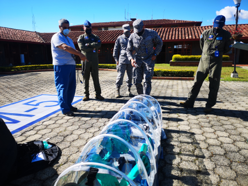 Fuerza  Aérea Colombiana cuenta con una nueva cámara de aislamiento para el traslado de pacientes con COVID-19