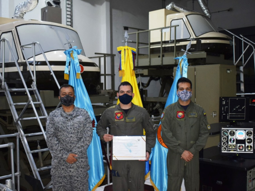 Oficiales de todas las Fuerzas se preparan como instructores de vuelo en la Escuela de Helicópteros para las Fuerzas Armadas.