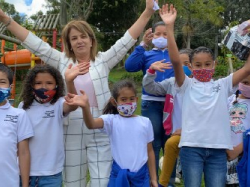 Despertando sonrisas y conocimientos, apartando los niños de la guerra formándolos para la paz 