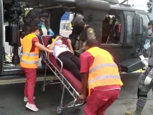 Mujer en estado crítico de embarazo es trasladada por su Fuerza Aérea Colombiana