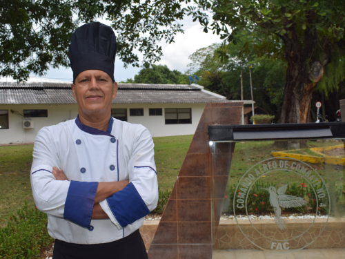 Cocinando con amor y a la altura de su Fuerza Aérea Colombiana 