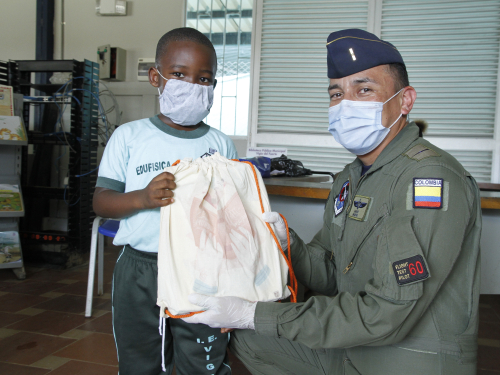 Desde el aire llegó la esperanza para la educación de los niños de Vigía del Fuerte