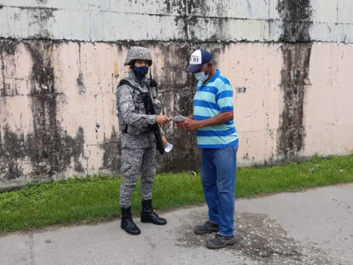  A través de patrullajes terrestres su Fuerza Aérea realiza campaña de entrega de volantes