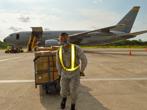 Continúa el transporte de ayudas humanitarias para enfrentar la pandemia en el Amazonas