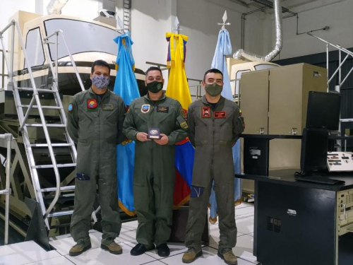  Oficiales de la Policía Nacional listos para cumplir nuevas misiones como  pilotos Instructores de Vuelo por Instrumentos 