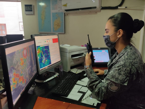 Mujeres que lideran y controlan el tránsito  aéreo en el GACAR