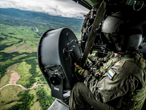 Con Helicópteros de su Fuerza Aérea contundentes mensajes son difundidos a la población civil y a los integrantes de grupos armados