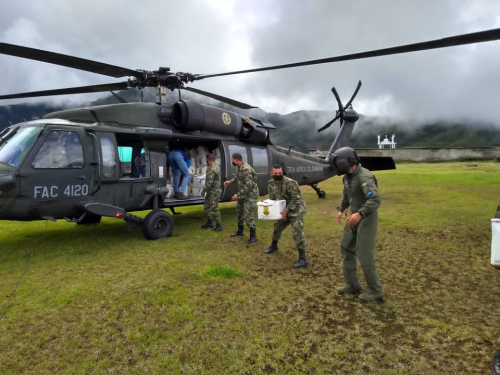 Continúan llegando ayudas transportadas por su Fuerza Aérea hacia Chocó 