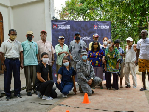 Adultos mayores de Leticia reciben ayudas humanitarias por parte de su Fuerza Aérea Colombiana