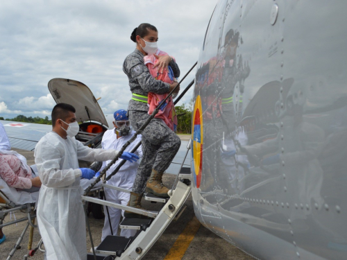 Un ángel de metal de su Fuerza Aérea transportó a bebé recién nacida para salvar su vida