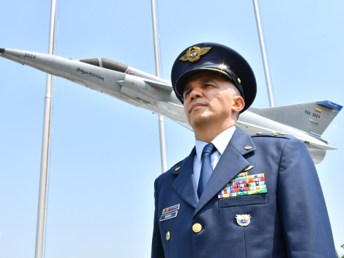 Integrantes del Comando Aéreo de Combate No.7 reciben a su nuevo Comandante
