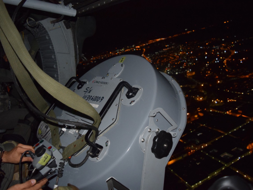 Mensajes de seguridad ciudadana son emitidos sobre Cali desde un helicóptero de su Fuerza Aérea Colombiana