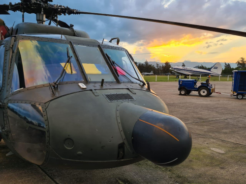 Helicóptero UH-60 Black Hawk de su Fuerza Aérea Colombiana llega a Honduras