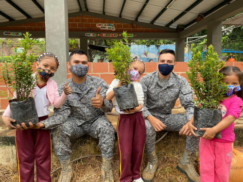  Habitantes y estudiantes de la vereda El Salero en Melgar, se beneficiaron gracias a su Fuerza Aérea Colombiana