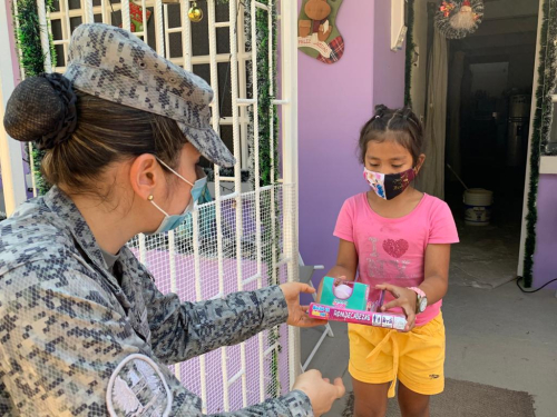 Fuerza Aérea celebra la navidad con los niños del barrio Talismán de Girardot 