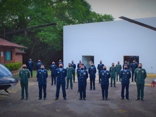16 Oficiales de Fuerza Aérea y Ejército Nacional preparados para ser pilotos militares 