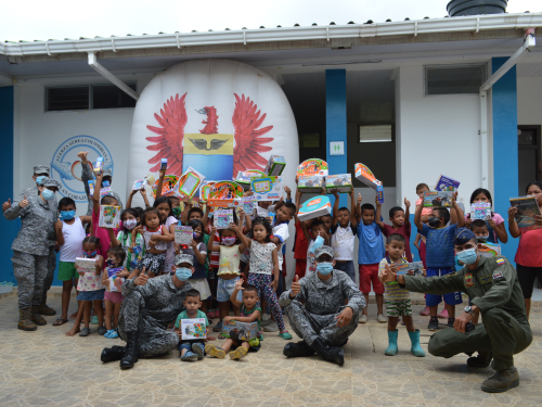 Con regalos su Fuerza Aérea Colombiana alegra la navidad de niños y niñas en Leticia