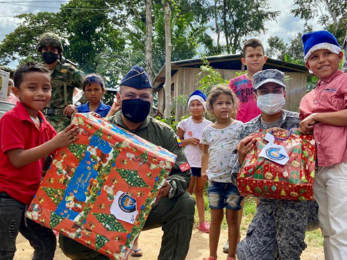 Fuerza Aérea presente en entrega de mercados y regalos en el municipio de Solano