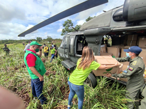 En helicóptero llegaron ayudas humanitarias a Murindó