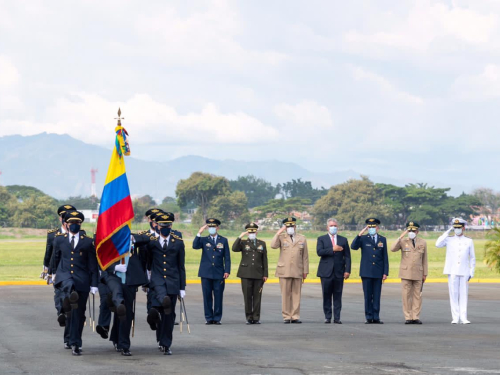 Presidente de la República acompaña la ceremonia el ascenso de los nuevos Subtenientes de su Fuerza Aérea