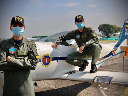 Cadetes que se preparan para ser Pilotos Militares, inician sus primeros vuelos en la EMAVI