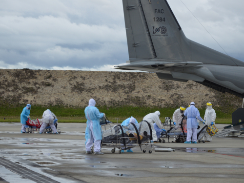 Traslados masivos de pacientes con COVID-19, una capacidad de su Fuerza Aérea Colombiana.