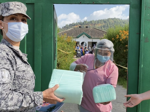 Abuelitos de Madrid fueron beneficiados por su Fuerza Aérea Colombiana 