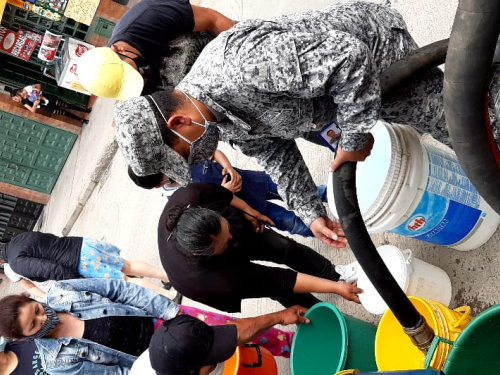 Con 18000 litros de agua su Fuerza Aérea Colombiana benefició a la comunidad de Madrid 