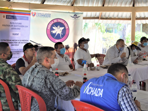 Sustitución voluntaria de cultivos ilícitos en Resguardos Indígenas con el apoyo de la Fuerza Aérea
