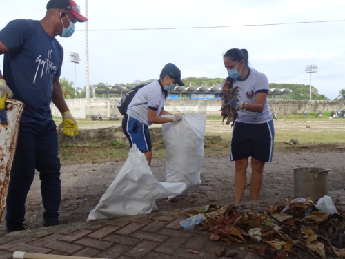 Fuerza Aérea apoya jornada de limpieza de escenarios deportivos en San Andrés