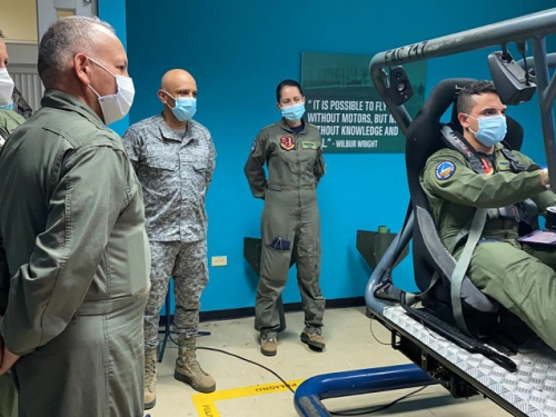 Comandante de la Fuerza Aérea Guatemalteca visita la ‘casa de los dragones’