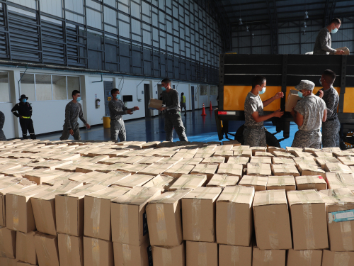 Una vez más, ayudas humanitarias fueron transportadas hasta Leticia, Amazonas por su Fuerza Aérea