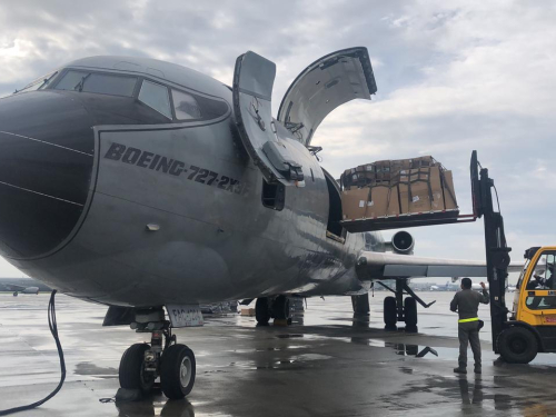 Su Fuerza Aérea continúa transportando ayudas al archipiélago