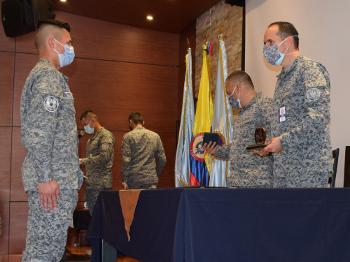 Hombres y mujeres de su Fuerza Aérea Colombiana son capacitados en CAMAN