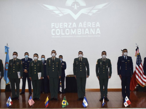  Oficiales culminaron con éxito el curso básico de helicópteros No. 71 del equipo TH-67