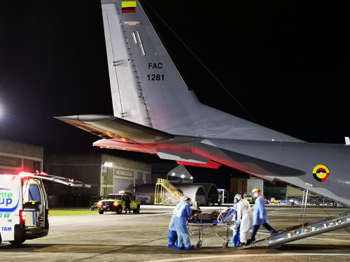 Tripulaciones de su Fuerza Aérea trabajan sin descanso para preservar la vida de los pacientes en vuelo