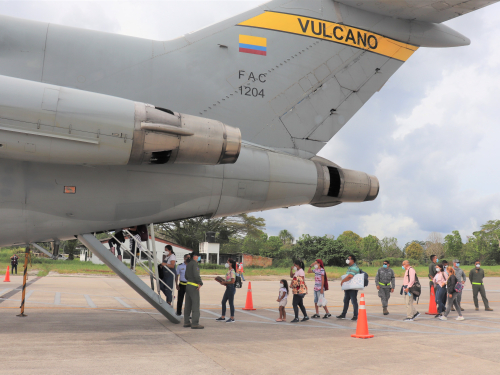 Vuelo humanitario de su Fuerza Aérea Colombiana entre Bogotá y Amazonas