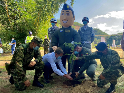 Con una ‘sembratón’ fue celebrado el Día de la Tierra por su Fuerza Aérea Colombiana