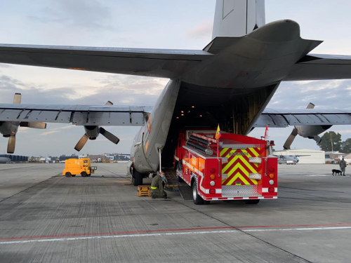 Máquina de bomberos llega a San Andrés en Hércules de su Fuerza Aérea