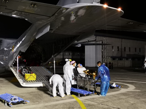 Salvando vidas, pacientes con COVID-19 fueron trasladados por su Fuerza Aérea desde Rionegro, Antioquia, hacia Bogotá