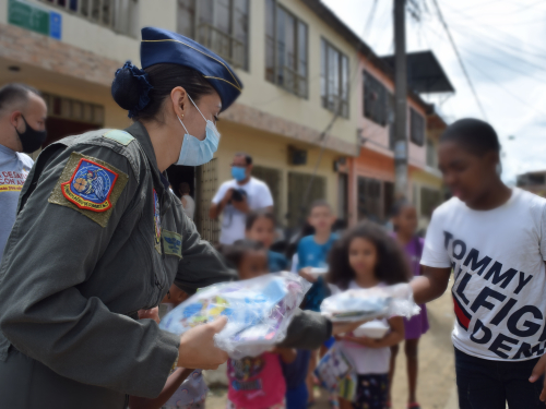 Fuerza Aérea participa en la campaña “Un desayuno con amor”