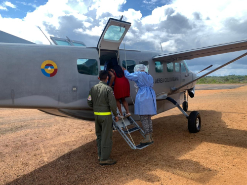Mujer en condición de embarazo es traslada por su Fuerza Aérea Colombiana