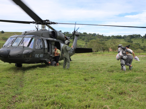 Durante crisis por la ola invernal, trece personas fueron rescatadas en helicópteros de su Fuerza Aérea