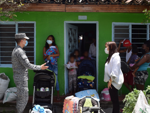  Gemelos recién nacidos reciben apoyo de su Fuerza Aérea Colombiana