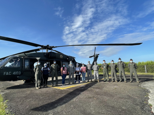 Equipo médico es transportado por su Fuerza Aérea al resguardo Indígena de Caño Mochuelo