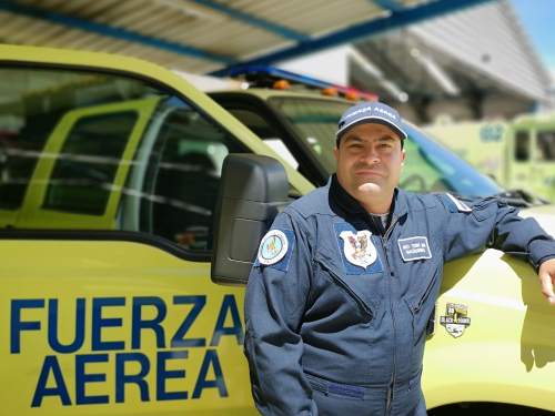 "Orgullosamente sirvo a mi país como maquinista de la estación de bomberos en el CACOM-5" 