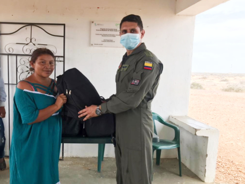 Los niños de la comunidad Siapana, recibieron kits escolares